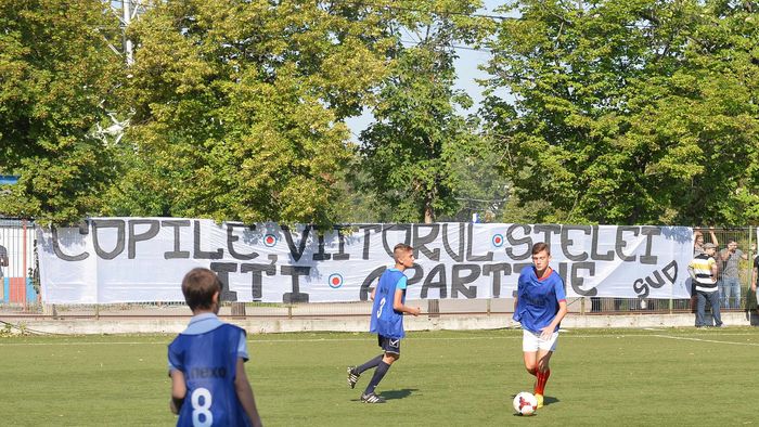 S-a dat startul Academiei Steaua București. "Copile, viitorul Stelei îți aparține!" 100 de suporteri de la "Sud" i-au încurajat pe micii fotbaliști prezenți la selecție. Ce bannere au afișat