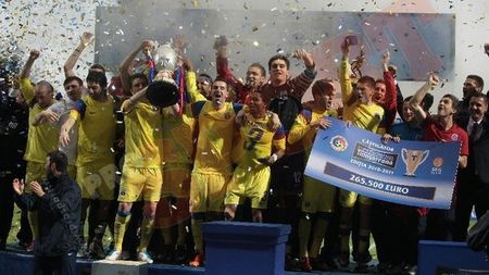 Emeric Ienei le-a înmânat jucătorilor steliști trofeul Cupei României