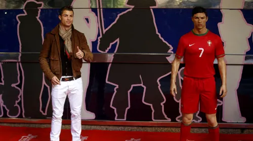 FOTO – Moment uluitor la dezvelirea unei statui de ceară a lui Ronaldo! Portughezul, strâns de obraji de o admiratoare. Starul lui Real nu a avut replică