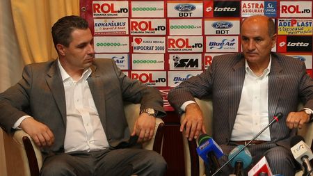 Șumi, din nou spectaculos. Cum a "negociat" cu Copos venirea la Rapid: "Uite, ai onoarea să semnezi cu acest pix" :) "Probabil am semnat pe viață, nici nu mai știu"