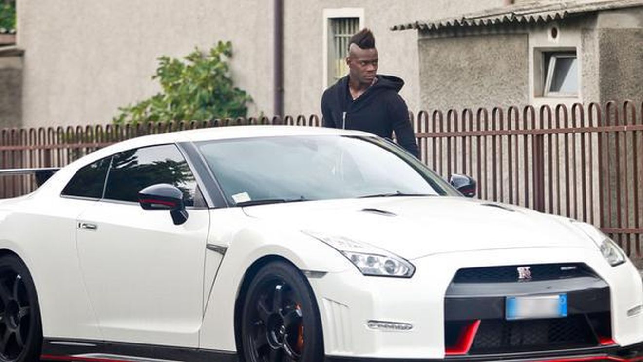 "Îmi pare rău, nu am văzut" :) Abia revenit în Italia, Balotelli a comis-o din nou:Ce făcea SuperMario la volanul unui Lamborghini