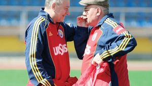 JOS Mitică! JOS Nașu'! "S-a săturat lumea de voi!"** Sandu și Dragomir au "regulat" tot fotbalul românesc, iar fanii nu-i mai suportă