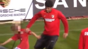 VIDEO - Agresat gratuit de golgheterul Spaniei! Reacția puștiului l-a lăsat fără cuvinte pe fotbalist