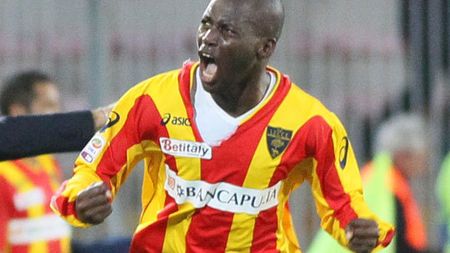 Diamoutene, agresat de propriii fani!** Au vrut să-i smulgă tricoul pe care îl purta!