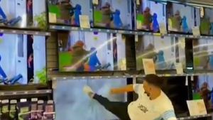 A început războiul în Franța! Un ultras al lui Olympique Marseille, îmbrăcat cu un tricou pe care scria „F**k Messi”, a intrat într-un magazin de electronice și a spart plasmele pe care rulau imagini de la prezentarea la PSG! | VIDEO