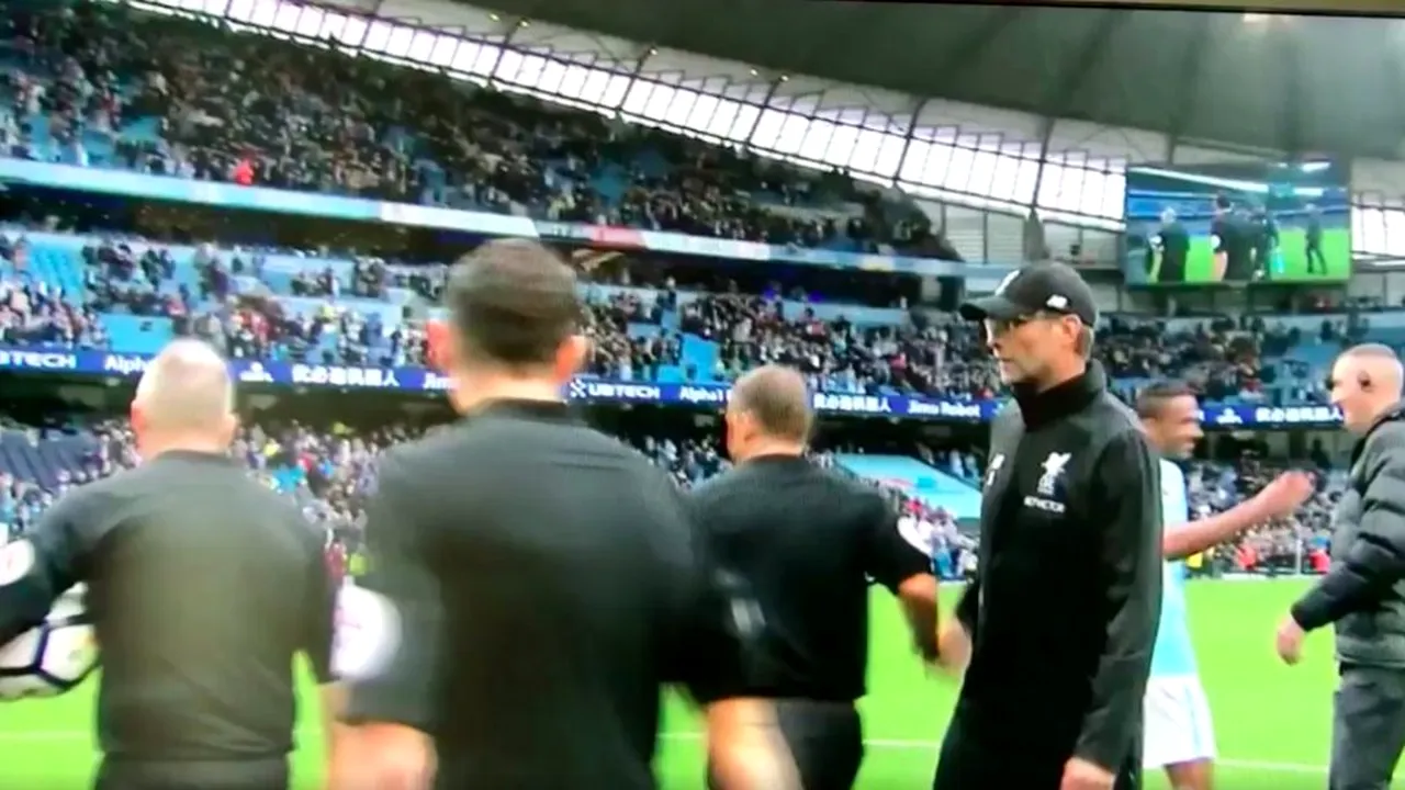 FOTO | Moment delicat pentru Jurgen Klopp în momentul în care a vrut să dea mâna cu arbitrul meciului City - Liverpool 5-0. Centralul partidei a făcut un gest care a stârnit un val de reacții