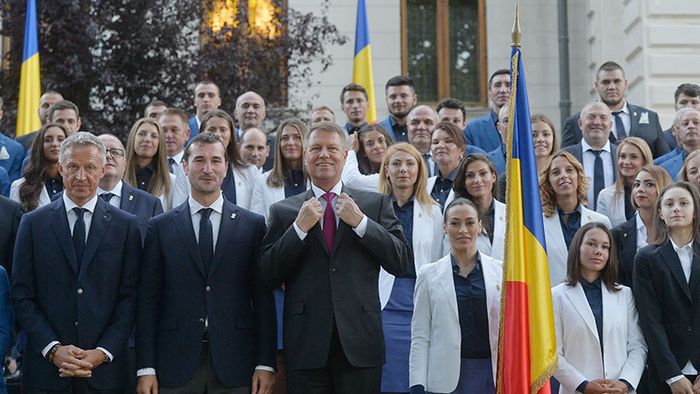 Klaus Iohannis i-a înmânat drapelul Cătălinei Ponor. Președintele României i-a primit pe sportivii care vor merge la Jocurile Olimpice: "Îndrăzniți să scrieți istorie!"