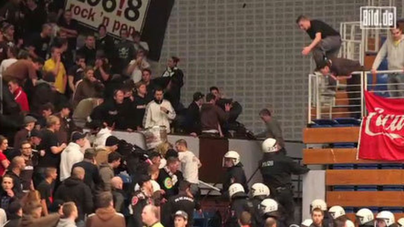 VIDEO Incidente grave soldate cu 49 de răniți în Germania, la un turneu de fotbal în sală