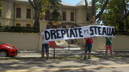 FOTO | Protest în tot Bucureștiul. Fanii Stelei au afișat bannere și în fața porții lui Gigi Becali: "Dreptate pentru Steaua"