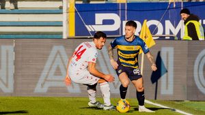 Impresarul pe care Giovanni Becali l-a făcut praf şi l-a numit trădător încearcă să-i fure „perla". A negociat transferul lui Dennis Man la Fiorentina peste capul românului