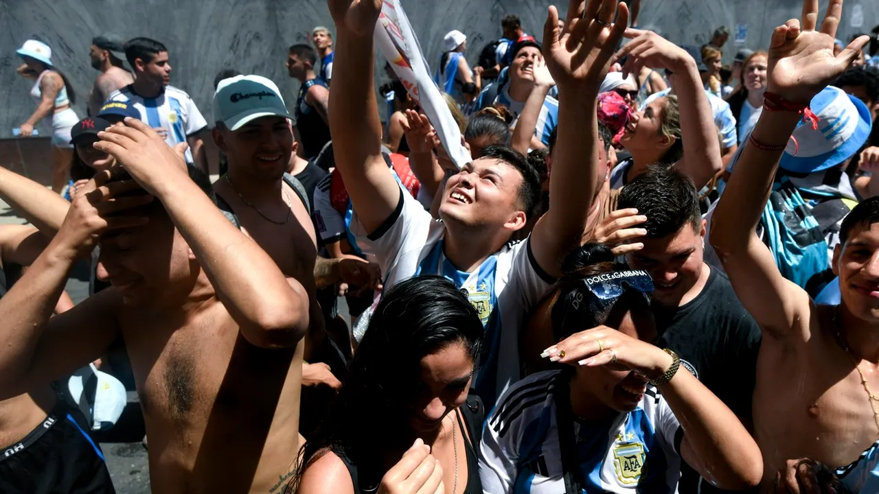 Incident grav la sărbătoarea Argentinei! Un suporter a sărit de pe pod și a căzut în autocarul jucătorilor. Cum s-a încheiat totul | VIDEO