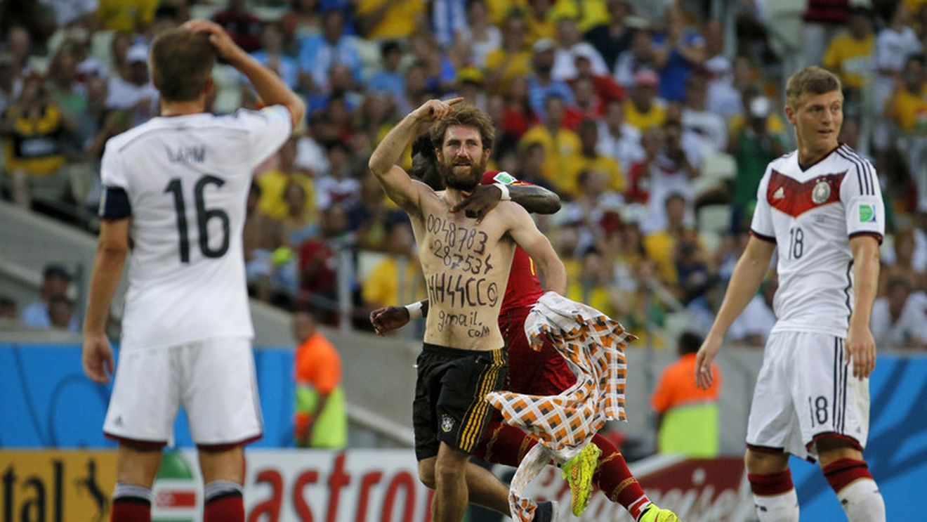 Presupusul spectator nazist care a intrat pe gazon în timpul partidei dintre Germania și Ghana explică: "Eu voiam doar să strâng bani"