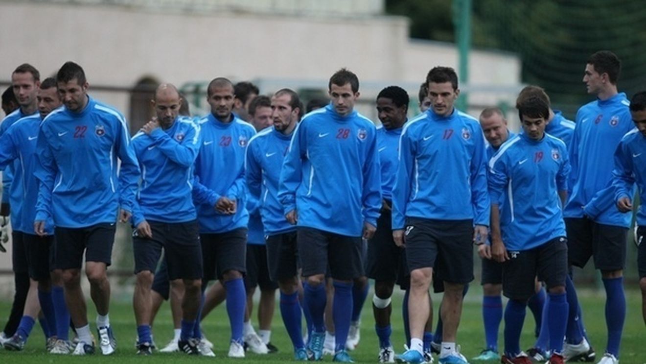 Avertisment pentru elevii lui Ilie Stan:** "E normal să vină 5 și să plece alți 5 jucători! Asta e Steaua"