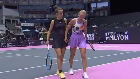 Anastasia Potapova, acuzată că s-a prefăcut accidentată la Lyon! Ajutată de adversară să iasă de pe teren, rusoaica a revenit și a câștigat meciul: „Să fie investigată!" VIDEO
