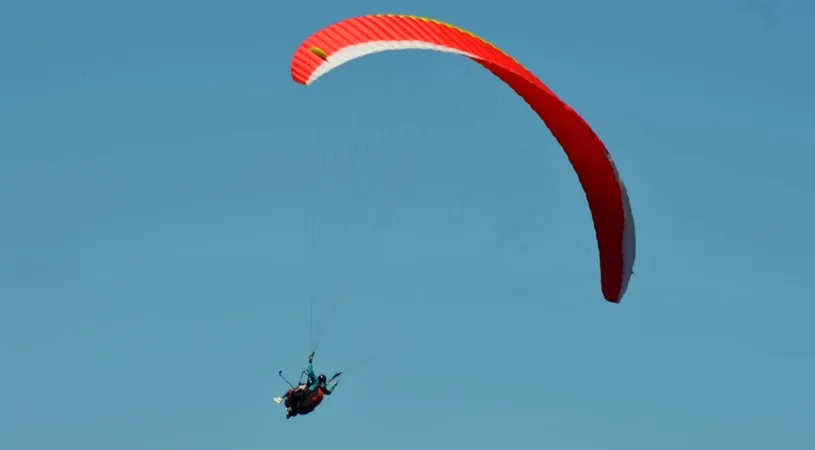 Parapantiști din mai multe țări promit spectacol pe cerul Brașovului, la PWC Skydreamers Open. Toma Coconea, invitat special 
