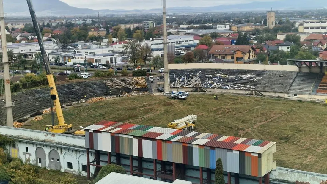 Sfârșitul unei ere! A început demolarea stadionului Tineretului din Brașov