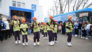 De Ziua Naţională, fanii Universităţii Craiova au jucat hora la cantonamentul „Ilie Balaci”, chiar înainte de antrenamentul lui Mirel Rădoi. Ce mesaj a transmis preşedintele Sorin Cârţu