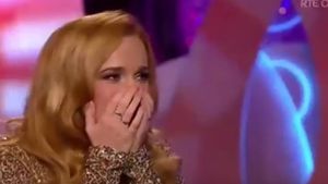 "Doamne, nu mi se poate întâmpla asta în direct!" Cel mai jenant moment orice microbist. Cum s-a făcut de râs la TV o "mare fană Aston Villa"