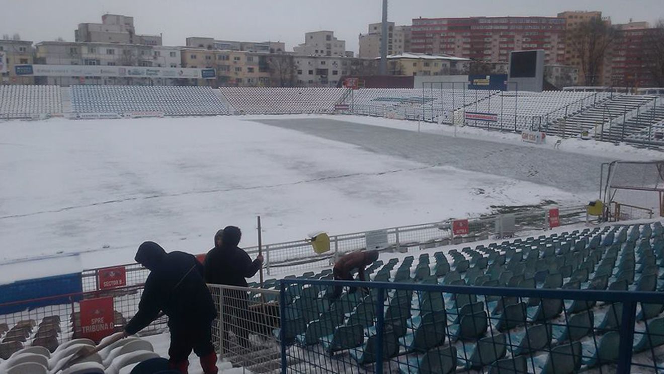 Un grup de suporteri ai echipei Oțelul Galați au ajutat la deszăpezirea stadionului