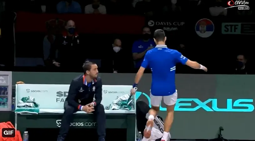Scene nemaivăzute în Cupa Davis! Novak Djokovic și-a luat la șuturi termobagul sub privirile uimite ale lui Luka Modric, venit să susțină echipa Croației | VIDEO