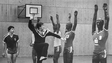 INTERVIU EVENIMENT cu Petre Ivănescu, căpitanul naționalei care a câștigat primul titlu mondial: "M-au ținut ca pe un ostatic, nu puteam să fug pentru că îmi nenoroceau familia. Trebuia să plătesc pentru că am câștigat de două ori Campionatul Mondial"