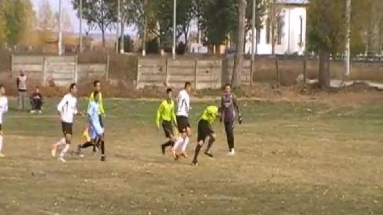 VIDEO Se întâmplă în România: arbitru, fugărit și bătut pe teren!** Ce decizie a luat centralul după ce a scăpat de FURIA agresorului