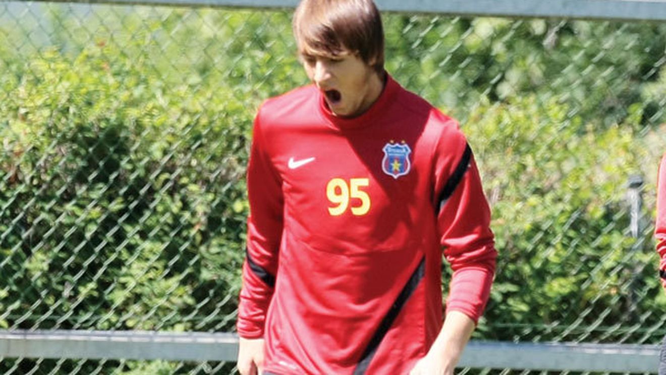 Un altfel de fotbalist! EL e stelistul care regretă că e în cantonament,** se bucura la alocația de elev, merge cu tramvaiul și e fan Dani Coman