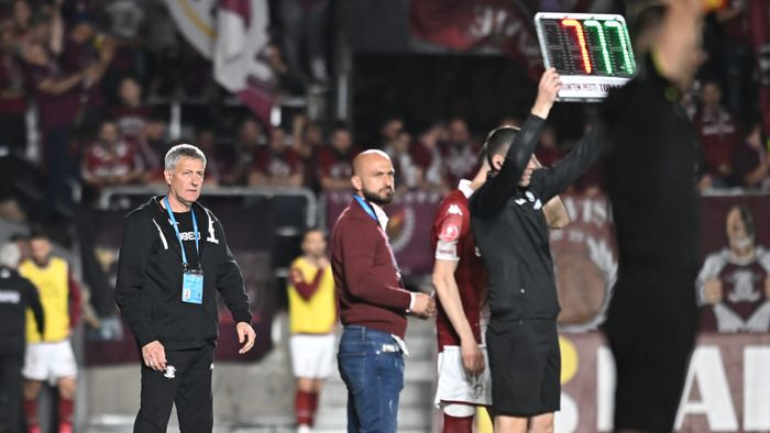 Antrenorul fără reacție și fără vină. Nu asta trebuia să se întâmple la pauza derby-ului din Giulești. EDITORIAL ANDREI PREOTU