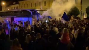 VIDEO | Sărbătoarea de la miezul nopții. Unirea Dej, așteptată de sute de fani în centrul orașului după promovarea în Liga 2. Antrenorul Dragoș Militaru, discurs la portavoce