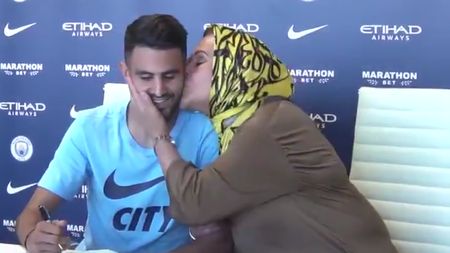 VIDEO | Unii părinți nu ratează cele mai importante momente din viața copiilor. Mahrez, mama sa și imaginea zilei în fotbal