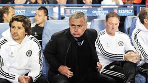 „Controlați" de Abramovici! Mourinho s-a trezit cu miliardarul rus în vestiar la pauza meciului cu Basel
