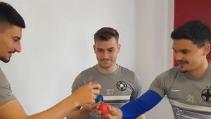 Jucătorii FCSB, luați tare de fani, după concursul de spart ouă dinaintea derby-ului cu CFR Cluj: „Hristos a înviat, dar voi când?” + „Mai spargeți și voi pe cineva?” VIDEO