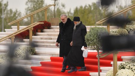 Gigi Becali s-a prăbuşit emoțional la nici 24 de ore de la operația pe coloană, în timpul unei slujbe! Lacrimile l-au năpădit pe latifundiar