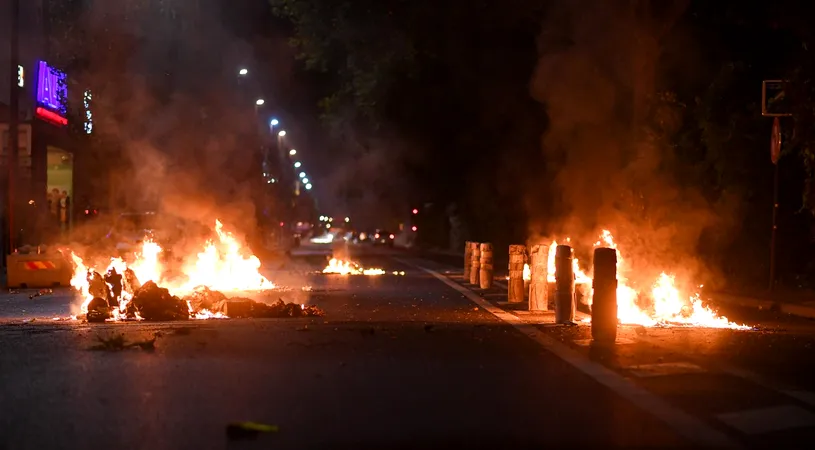 Teroare în Franța! Kylian Mbappe și colegii lui au luat atitudine, după aproape 1.000 de arestări: „Timpul violenței trebuie să ia sfârșit!” Imagini incredibile cu luptele de stradă | VIDEO