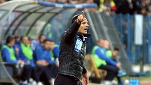 Costel Gâlcă a început revoluția la Universitatea Craiova. Cine e primul fotbalist care a plecat deja de la echipă