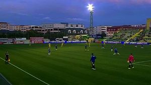 Probleme cu nocturna la Mioveni! Meciul a început cu 30 de minute de întârziere | FOTO