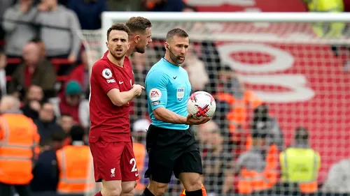 Prima decizie luată în cazul arbitrului care l-a lovit pe Andy Robertson cu cotul în figură la Liverpool - Arsenal!