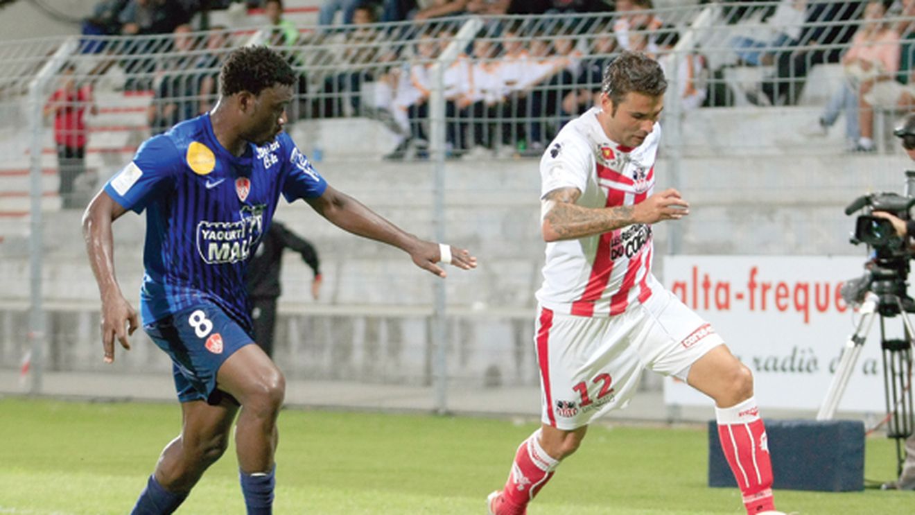 Francezii l-au ironizat pe Adrian Mutu, "L'Equipe" a dat startul.** O întrebare postată pe site l-a pus pe român într-o situație penibilă