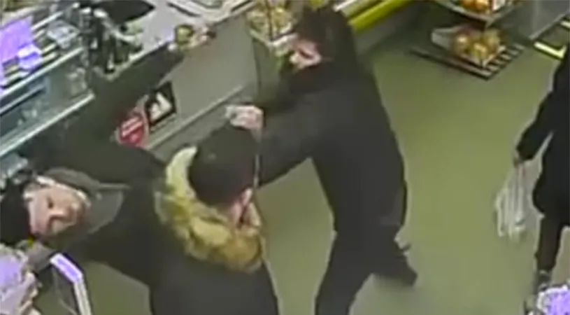 VIDEO | Scene de o cruzime extremă într-un magazin din Sibiu. Un fost fotbalist a fost bătut crunt de un individ. Mesajul disperat al surorii acestuia