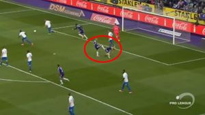 FOTO | Fază comică petrecută sub ochii lui Stanciu și Chipciu. Trebel a ratat o ocazie uriașă, iar colegul său a reacționat imediat. Cum a fost "pedepsit" pentru lipsa de inspirație