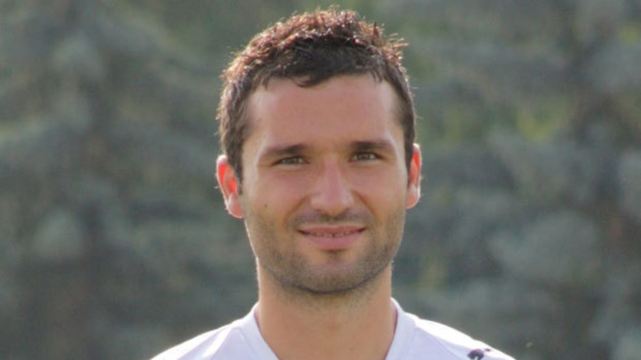 A debutat în urmă cu 13 ani în Liga 1, a fost om de bază la Bistrița, iar acum a strâns 300 de meciuri în Liga 1. Fotbalistul devenit pilon al defensivei la CSM Poli Iași