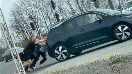 Milionarul de 2,04 metri s-a dus să împingă o mașină electrică rămasă în drum. Cum a reacționat un copil care l-a recunoscut: „Mamă, e chiar el?”