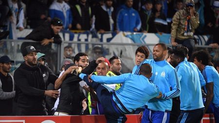 Patrice Evra a fost suspendat 7 luni de UEFA după ce a lovit cu piciorul în cap un suporter! UPDATE | Marseille i-a reziliat contractul