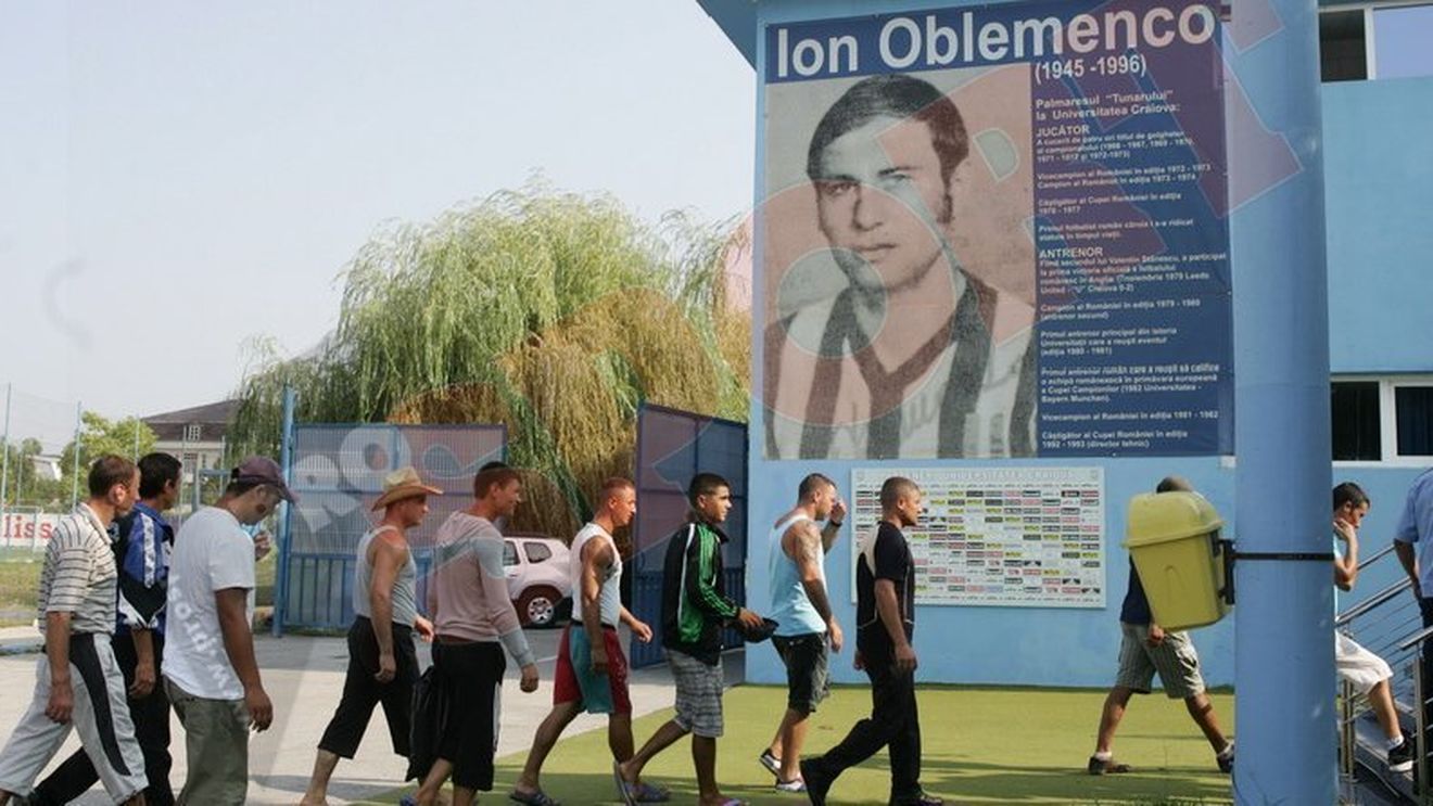 FOTO EXCLUSIV** Deținuții unui penitenciar din Craiova au renunțat la vizitele rudelor pentru a curăța "Ion Oblemenco"!