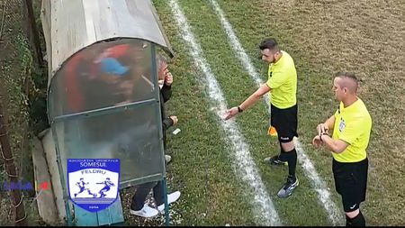Se întâmplă în România! Arbitrul a oprit meciul și a poftit ”după gard” antrenorul și jucătorii de pe banca de rezerve dacă vor continua să procedeze la fel | VIDEO de senzație