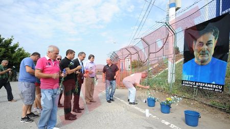 FOTO Fostele glorii ale Craiovei și suporterii i-au adus un omagiu lui Costică Ștefănescu la arena "Ion Oblemenco"