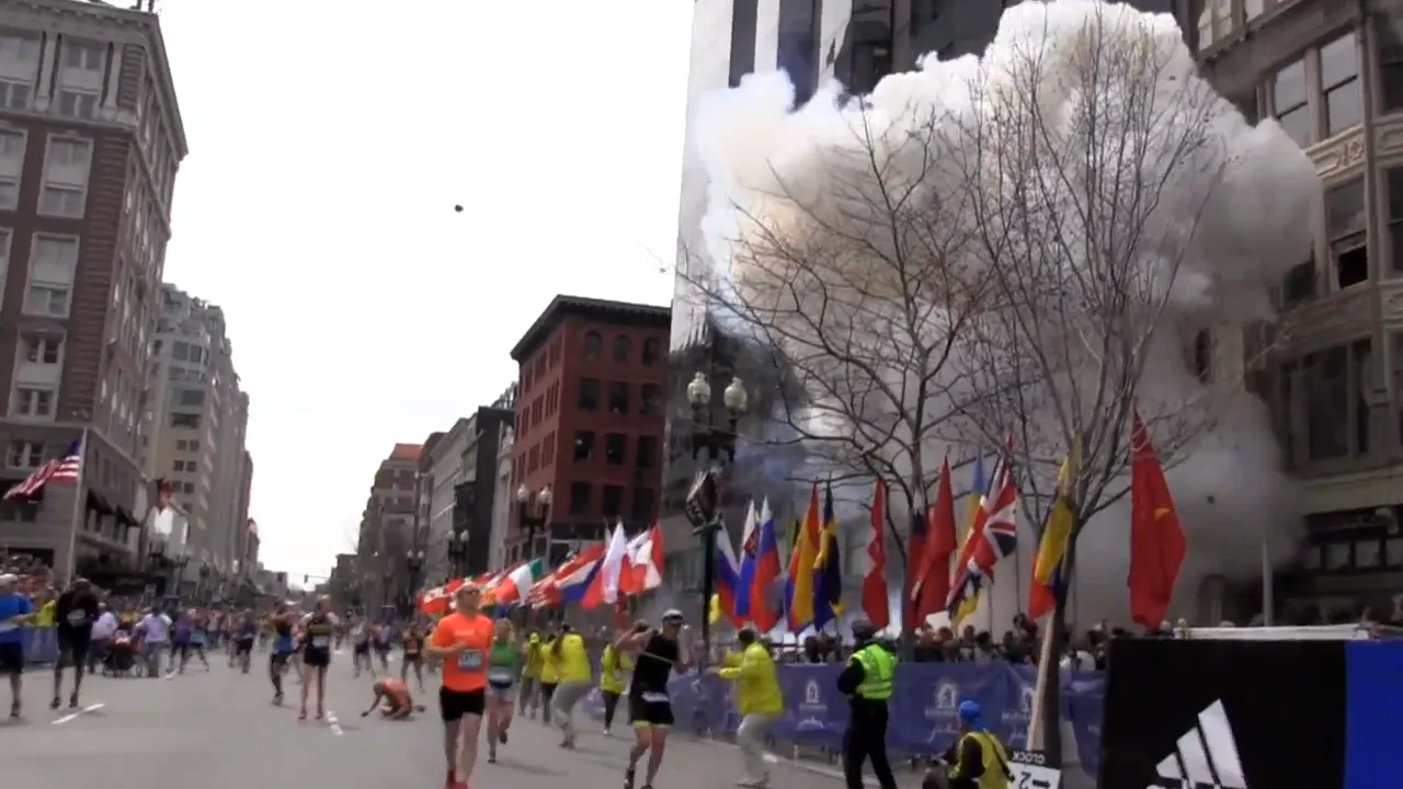 Teroare în Boston:**  VIDEO ȘOCANT Trei morți și aproximativ 100 de răniți după ce două bombe au explodat la un concurs de maraton. Doi români, între participanți