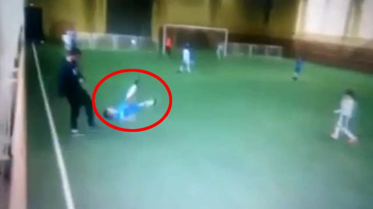Atenție, imagini șocante! VIDEO REVOLTĂ‚TOR - Un antrenor și-a chemat un elev la margine și l-a lovit cu bestialitate