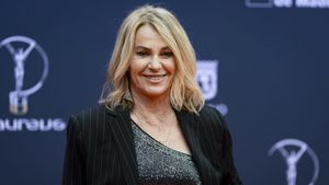 Nicușor Dan a semnat legea cu dedicație pentru Nadia Comăneci