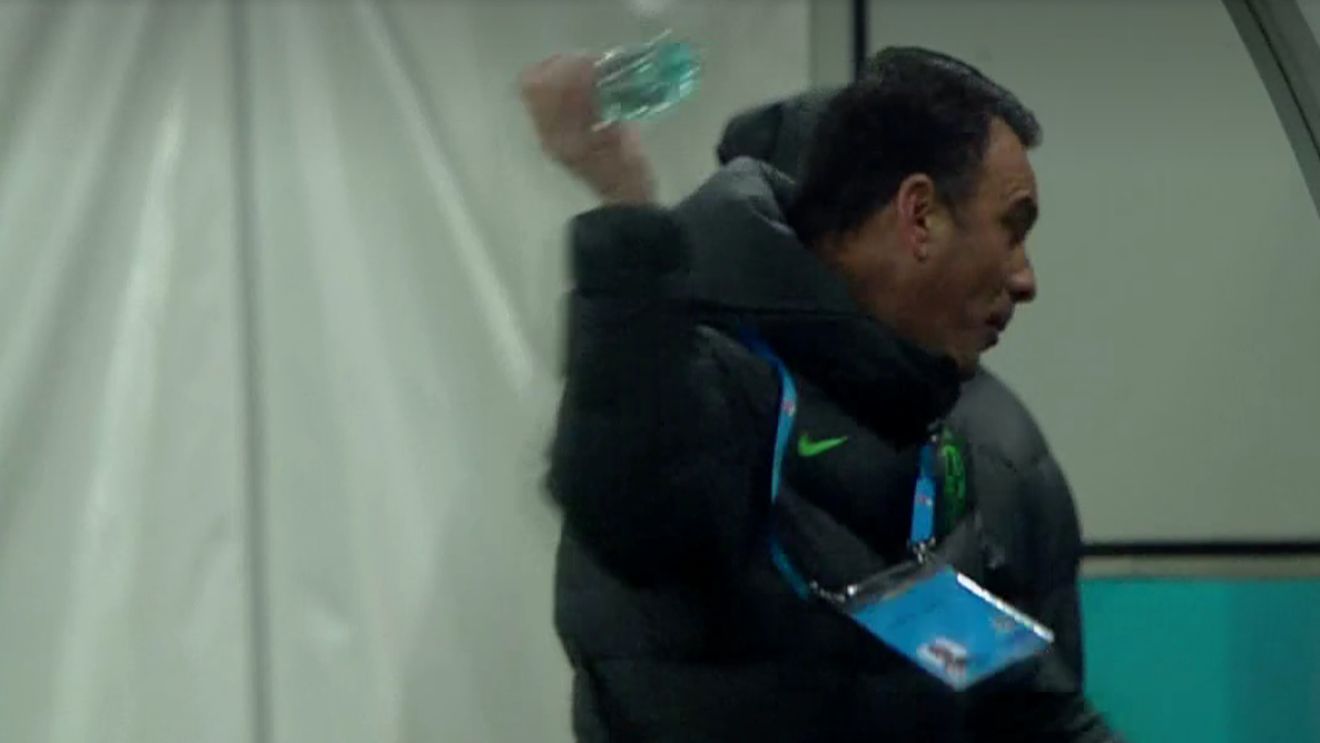 Reacția uluitoare a lui Toni Petrea după golul de 1-1 marcat de CFR Cluj! Antrenorul FCSB și-a ieșit din minți și a aruncat cu o stică de apă